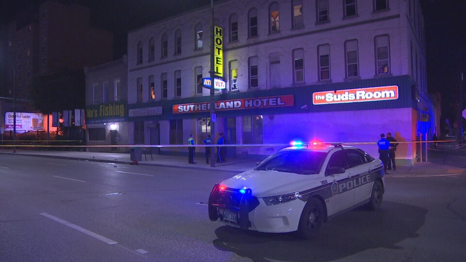 Une voiture de police garé au milieu de l'avenue Sutherland à Winnipeg.
