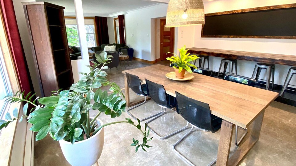 L'intérieur d'une maison avec une grande table en bois