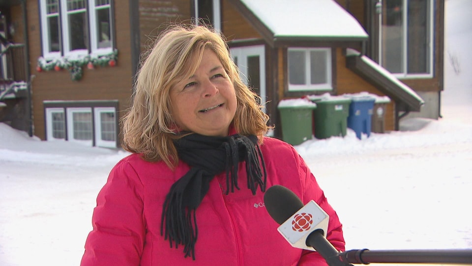 Catherine Morissette parle devant un micro.