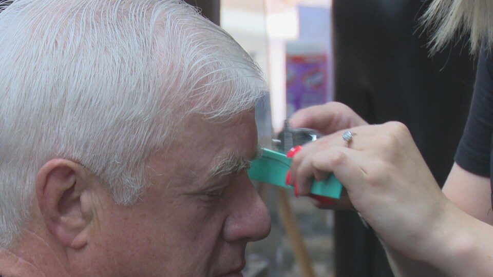 Un homme se fait couper les cheveux dans un salon de Charlottetown.