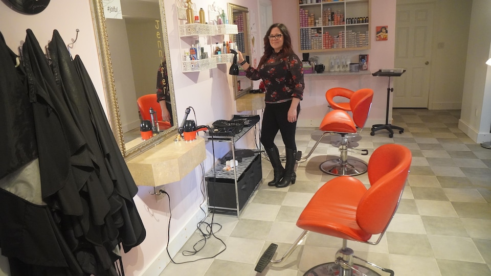 Une femme dans un salon de coiffure.