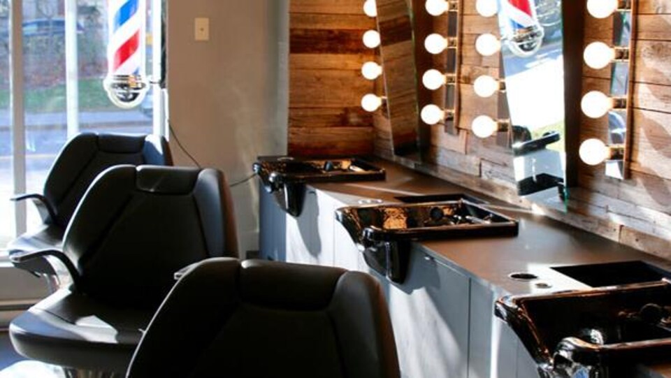 3 chaises vides dans un salon de coiffure