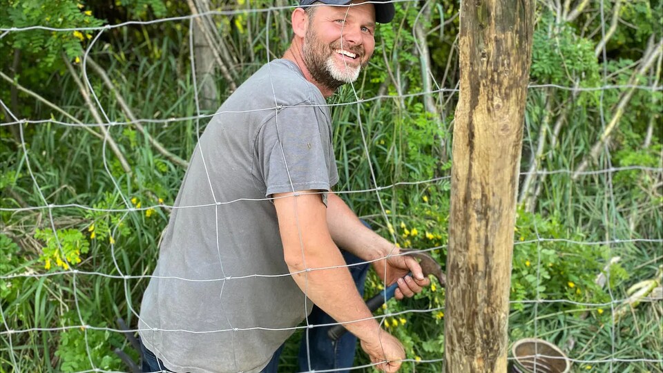 Colby Hansen installe des clôtures de pâturage rotatives.