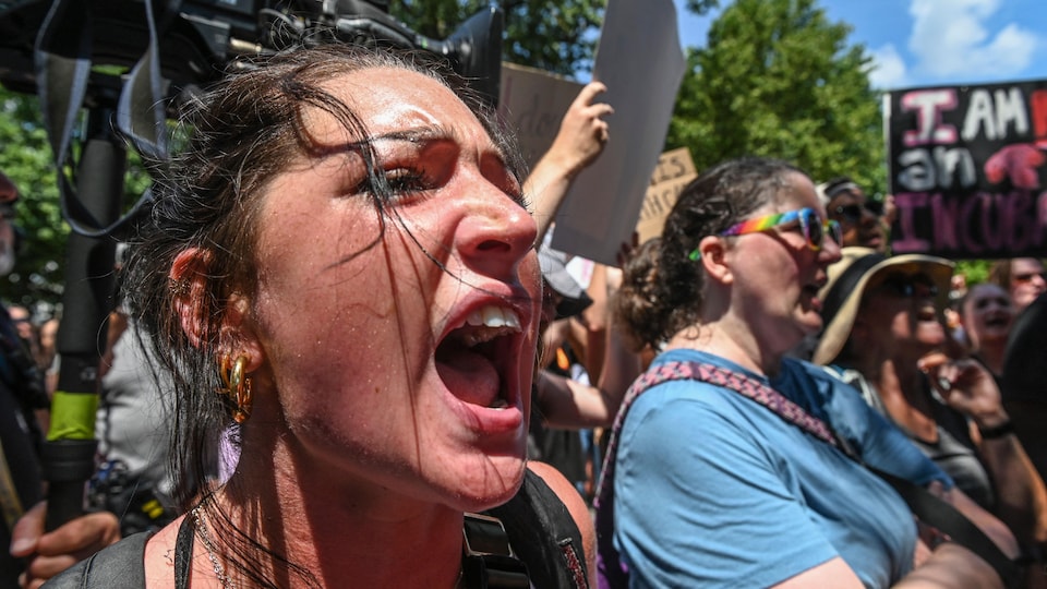 Une manifestante crie devant la Cour suprême des États-Unis.