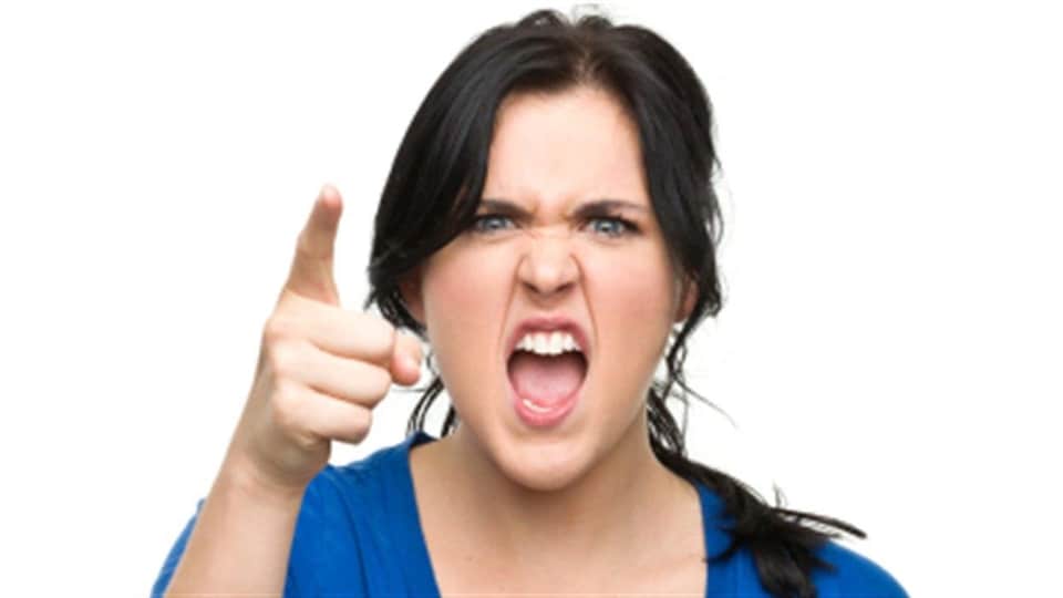 Une femme en colère pointant du doigt