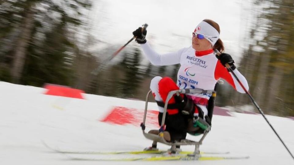 Colette Bourgonje lors d'une compétition paralympique de ski assis.