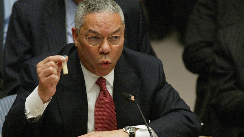 Le secrétaire d'État américain Colin Powell brandit une fiole qui, selon lui, pourrait contenir de l'anthrax, alors qu'il s'adresse au Conseil de sécurité des Nations unies.