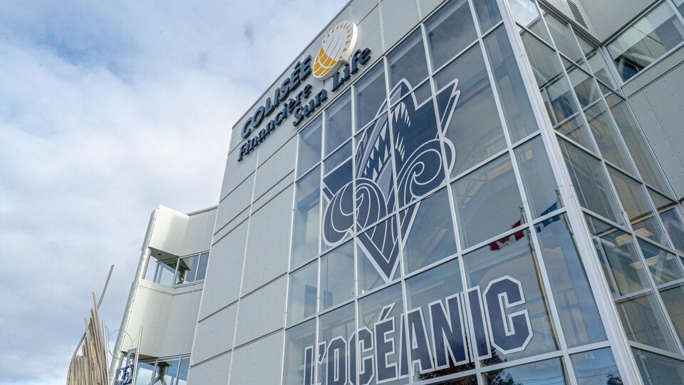 Le logo de l'Océanic est installé dans les fenêtres de l'entrée du Colisée.