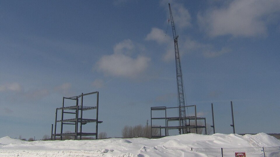 Des premières structures en acier sont érigées sur le site du futur colisée de Trois-Rivières.