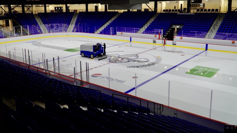 Une zamboni nettoie la patinoire du Colisée Vidéotron.