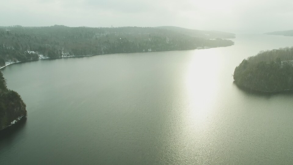 Survol en drone de la Baie Sargent sur le Lac Memphrémagog.