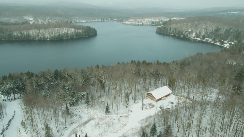Survol en drone d'une portion des terrains de Durocher-Milani sur le bord du lac Memphrémagog.