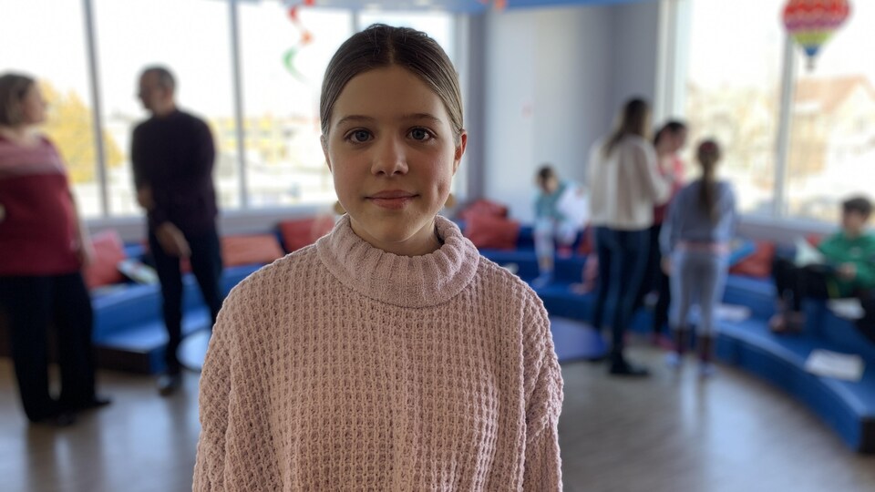 Maude Caron pose pour la caméra en souriant légèrement.