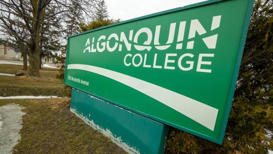 Une affiche du Collège Algonquin.