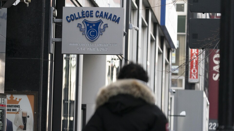 Enseigne du Collège Canada.