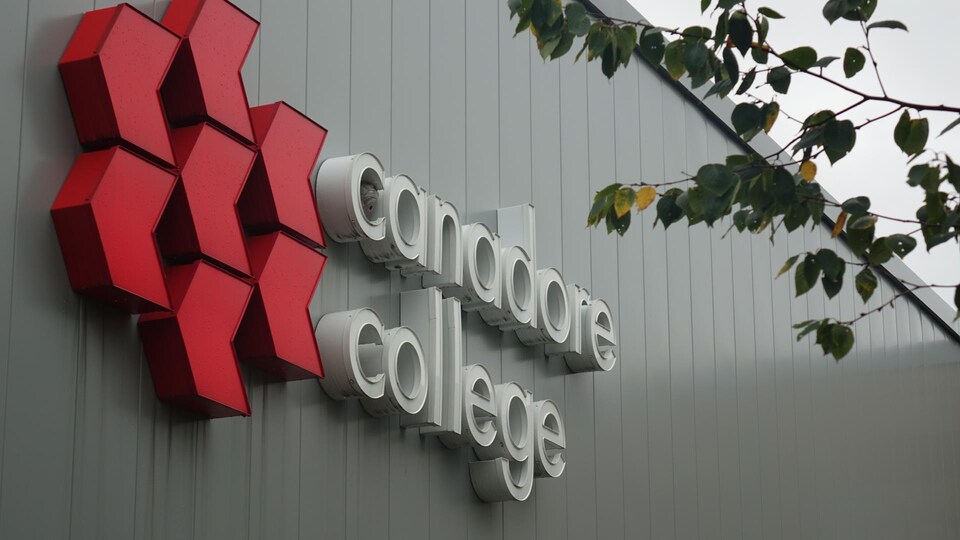 Logo du Collège Canadore affiché sur le mur du bâtiment.