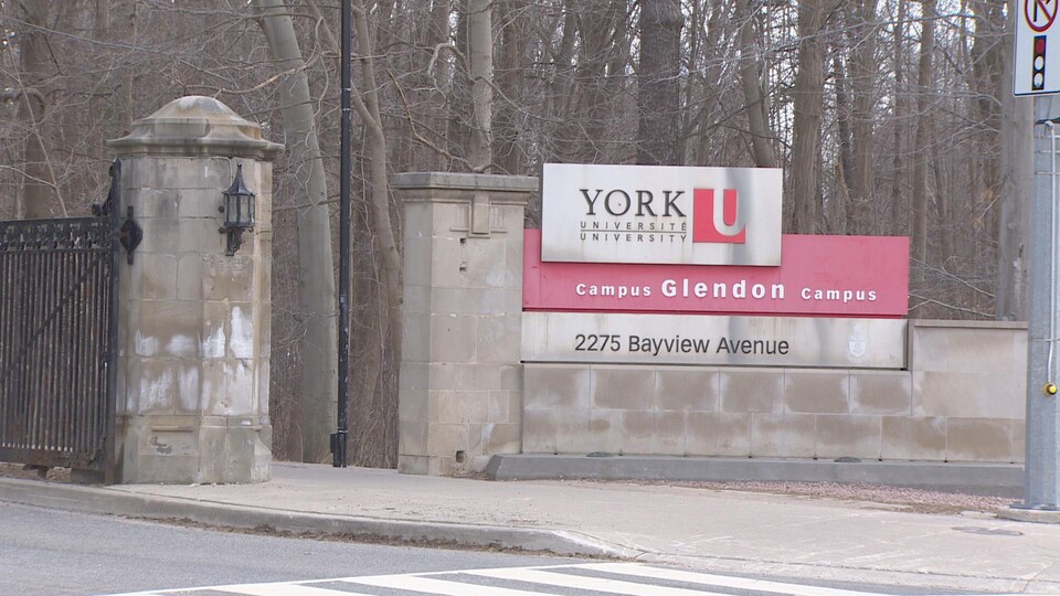 L'entrée du Collège Glendon à Toronto