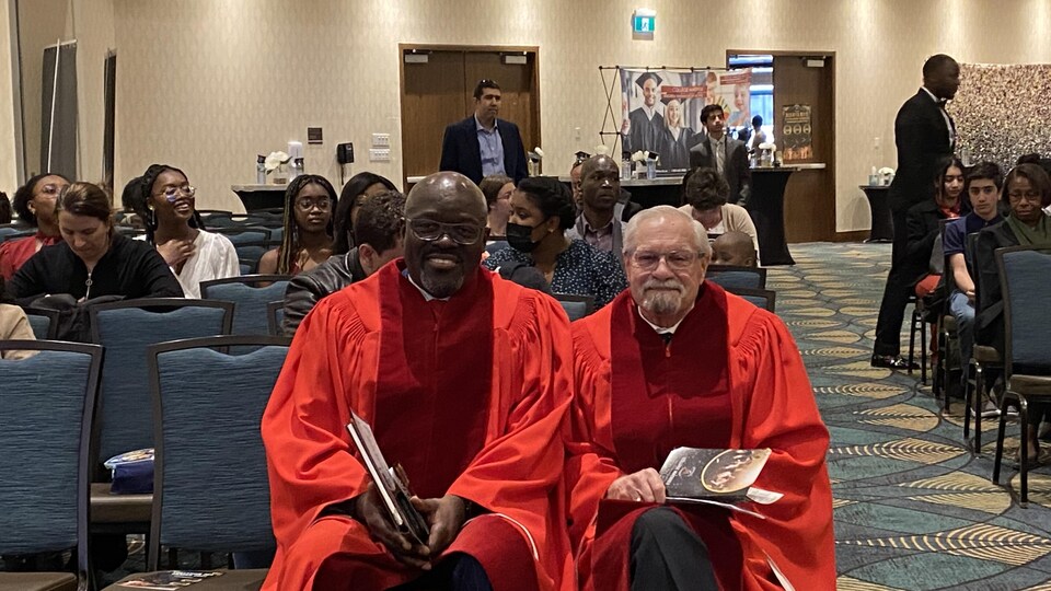 À gauche, le directeur général du Collège Mathieu, Francis Kasongo, à droite, le président du Conseil d’administration du Collège Mathieu, René Archambault, lors de la cérémonie de collation des grades à l’hôtel Double Tree by Hilton, à Regina, le 21 mai 2022. 