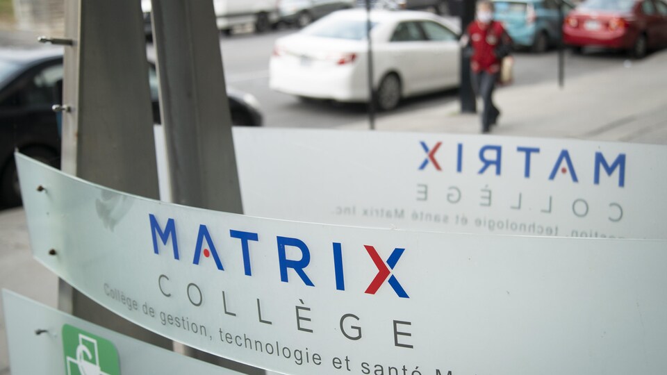 Affiche du Collège Matrix à Montréal