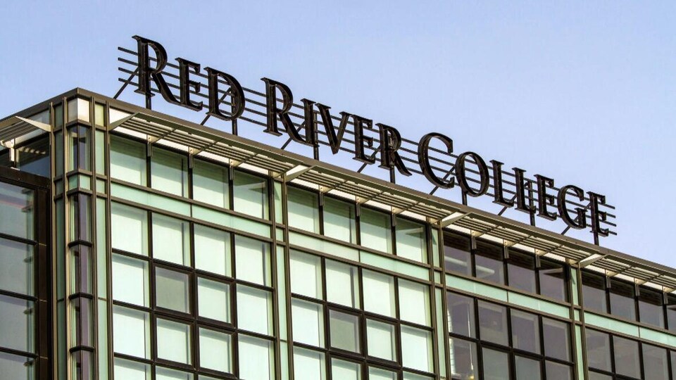 Une façade de métal et de verre du Collège Red River. 