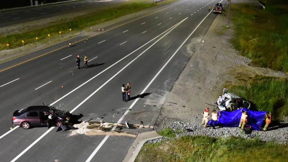 La scène d'un accident sur une route vue des airs.