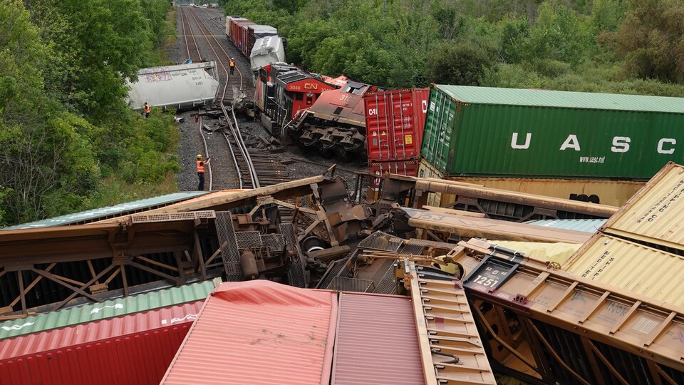 Des wagons de trains renversés suite à une collision.