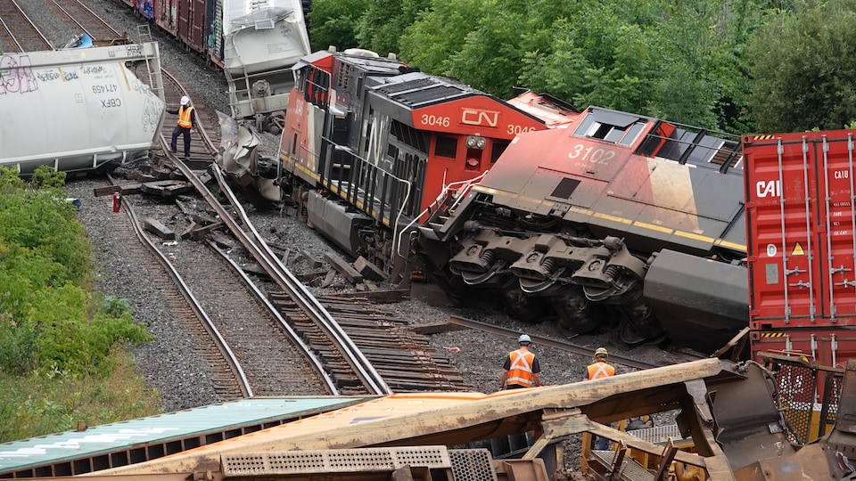 Deux trains qui sont entrés en collision.