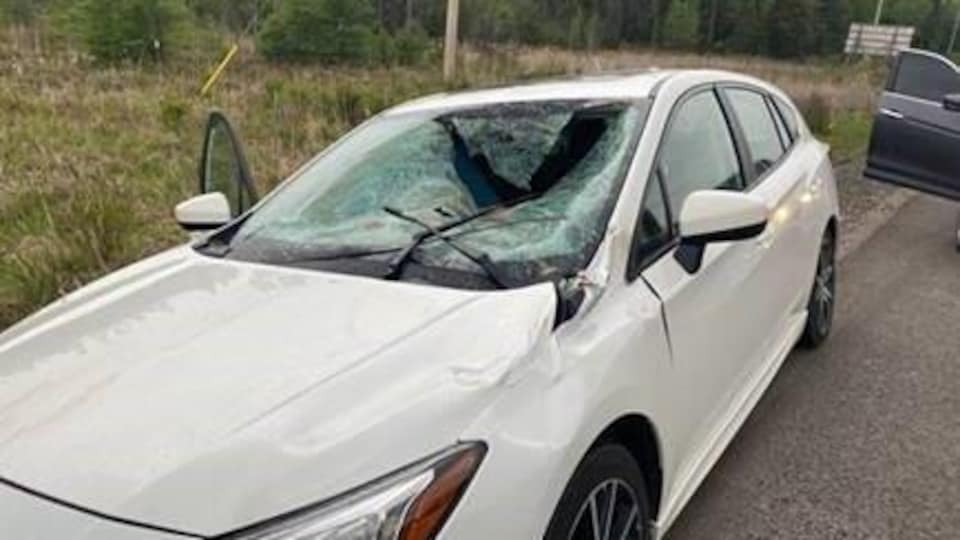 Une voiture au pare-brise endommagé.