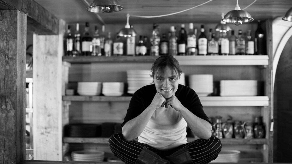 Colombe Saint-Pierre, cheffe du Bic. Elle est assise sur son comptoir de cuisine dans son restaurant.