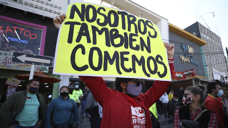 En Bogotá, Colombia, un manifestante sostiene un cartel que dice español 
