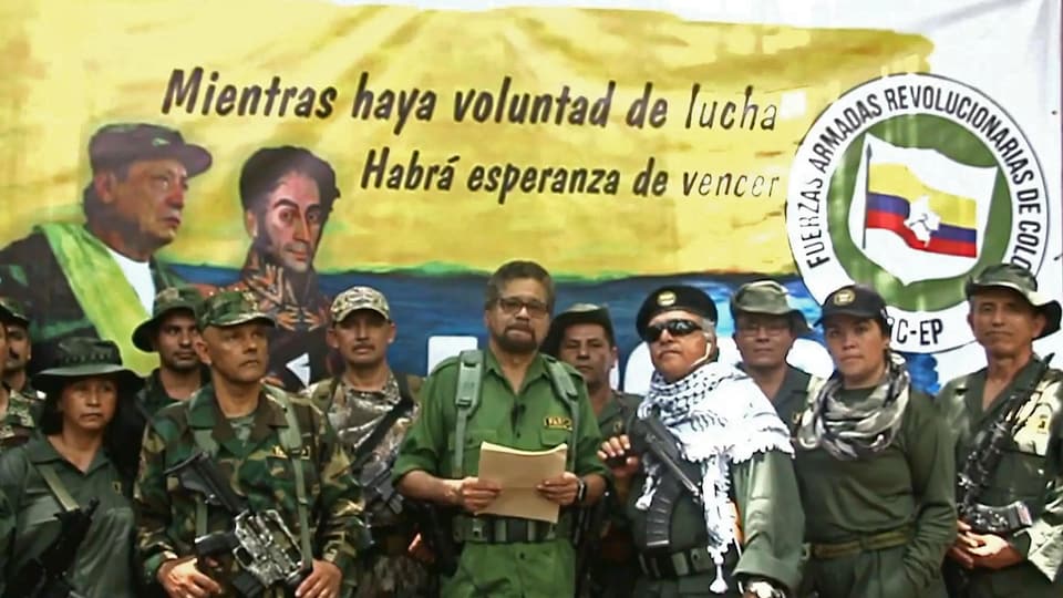 Capture d'écran d'une vidéo diffiusée sur YouTube montrant Ivan Marquez, au centre, et Jesus Santrich (verres fumés) annonçant qu'ils reprennent la lutte armée en Colombie.