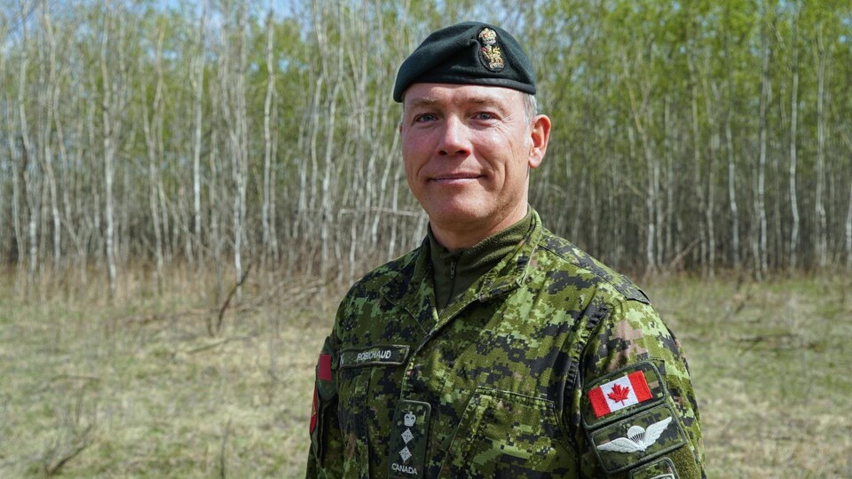 Le Colonel Patrick Robichaud à la base militaire de Wainwright en Alberta le 12 mai 2022.