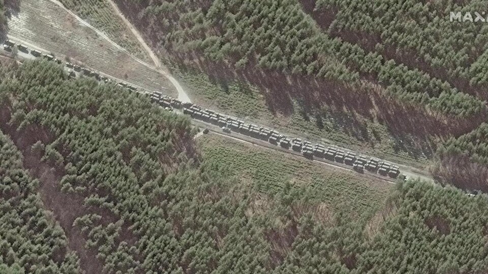 Une image satellite montrant des dizaines, voire des centaines de véhicules.