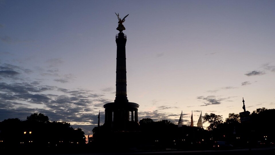 La colonne de la Victoire de Berlin, à la tombée de la nuit.