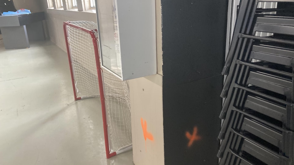 Un but de hockey près d'une colonne.