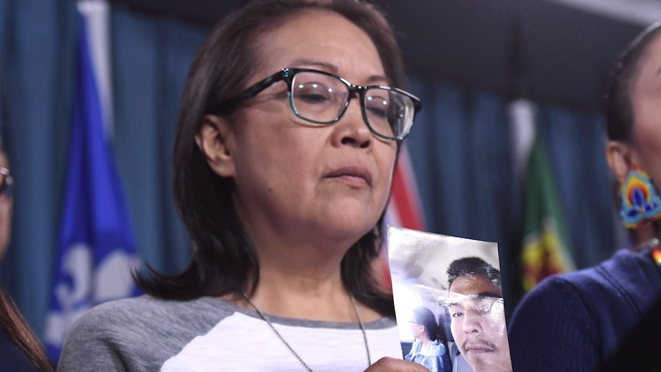 Debbie Baptiste, la mère de Colten Boushie, tient une photo de son fils entre les mains.