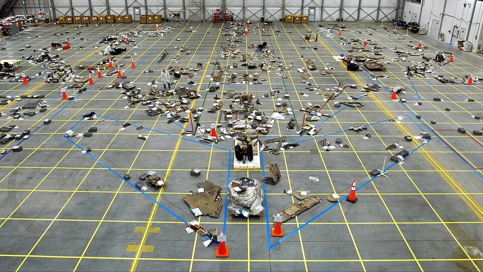 Des morceaux de débris de Columbia réunis dans un hangar du Centre spatial Kennedy en Floride. 