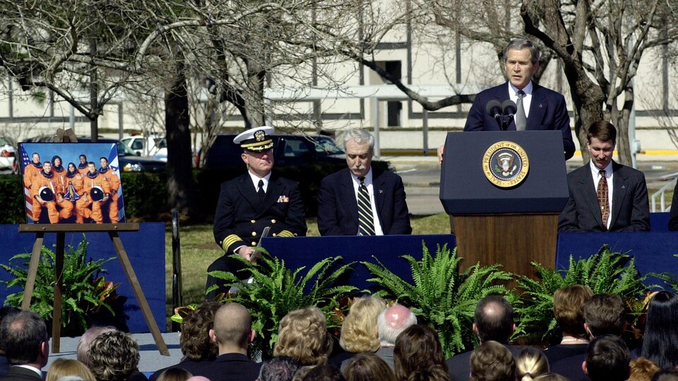 Le président George W. Bush prend la parole lors d'un service commémoratif.