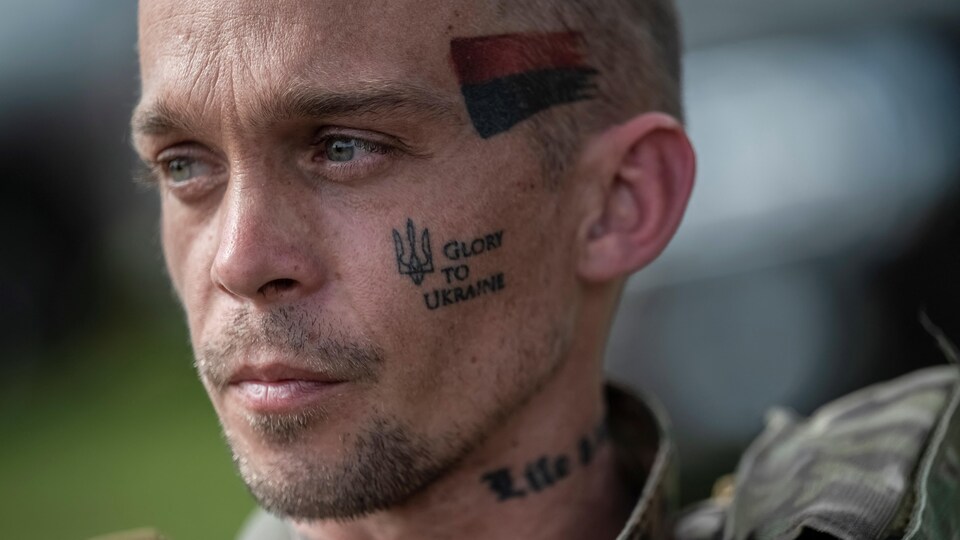 Un soldat tatoué «gloire à l'Ukraine».