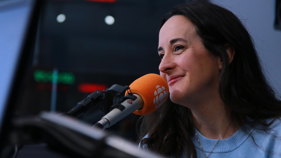 Monika Pilon en entrevue dans un studio de radio.