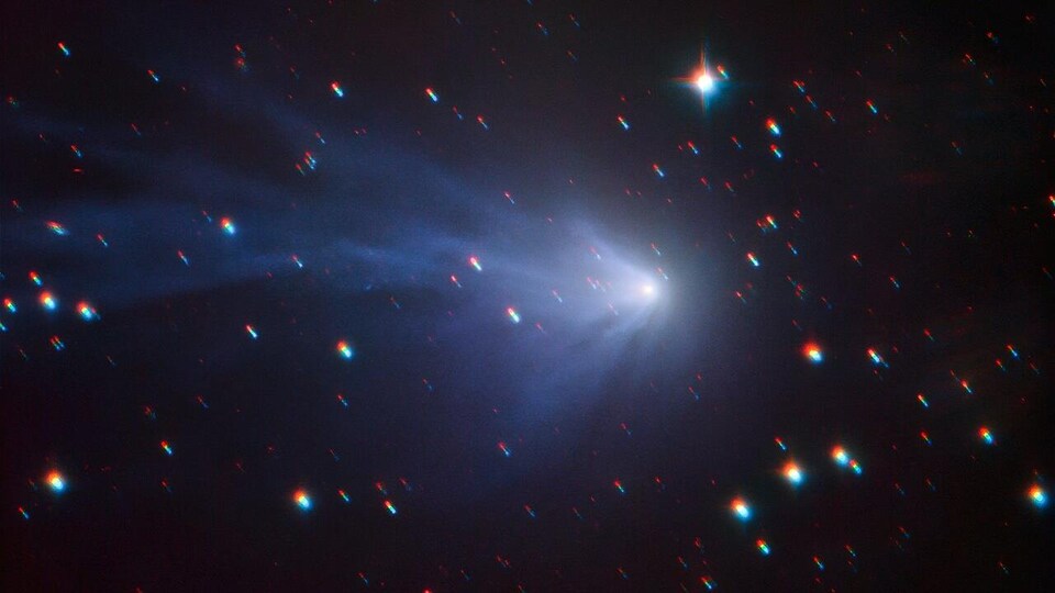 La comète parmi des étoiles.