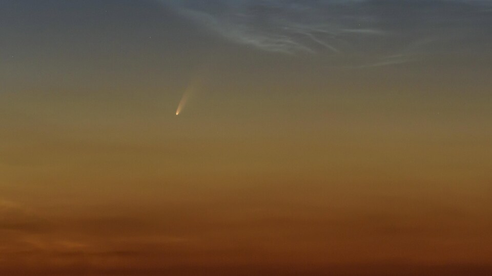 Une petite boule lumineuse suivie d'une traînée dans le ciel.