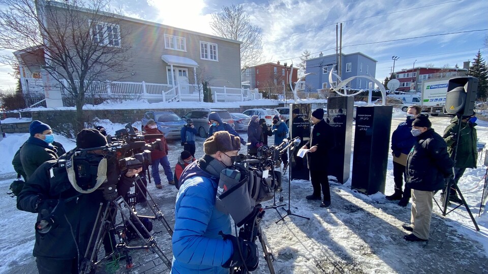 Abderrahim Loukili s'adresse aux représentants des médias lors d'une conférence de presse se déroulant à l'extérieur du Centre culturel islamique de Québec.