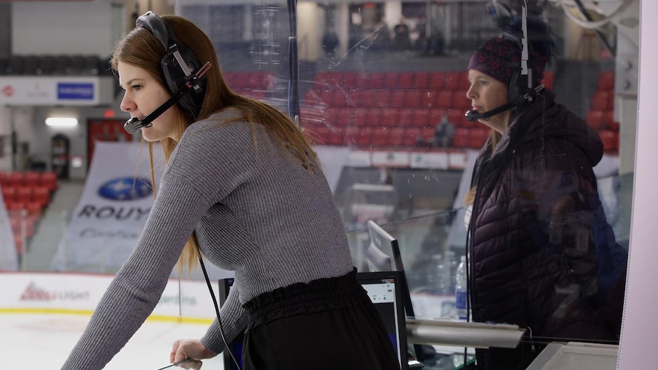 Deux femmes commentent un match de hockey.
