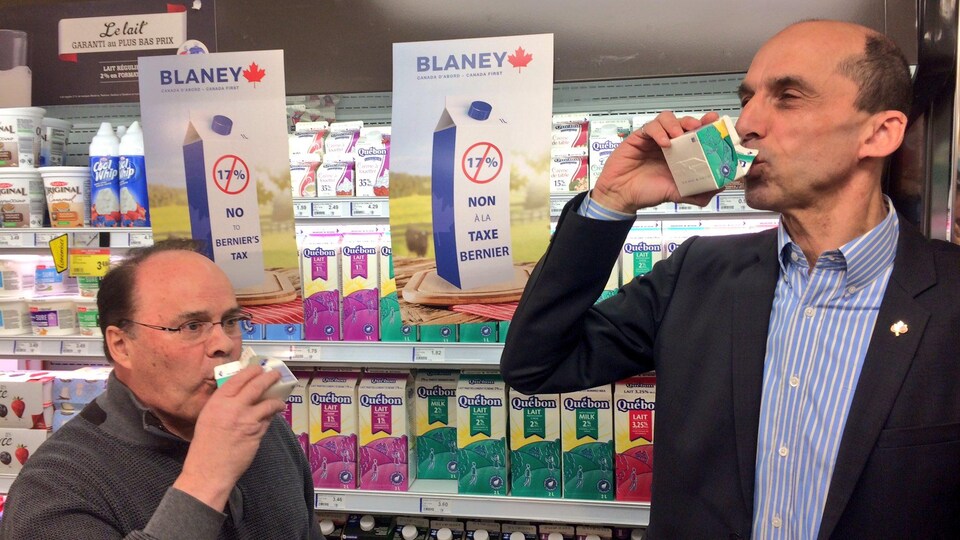 Un commerçant et le député Steven Blaney
