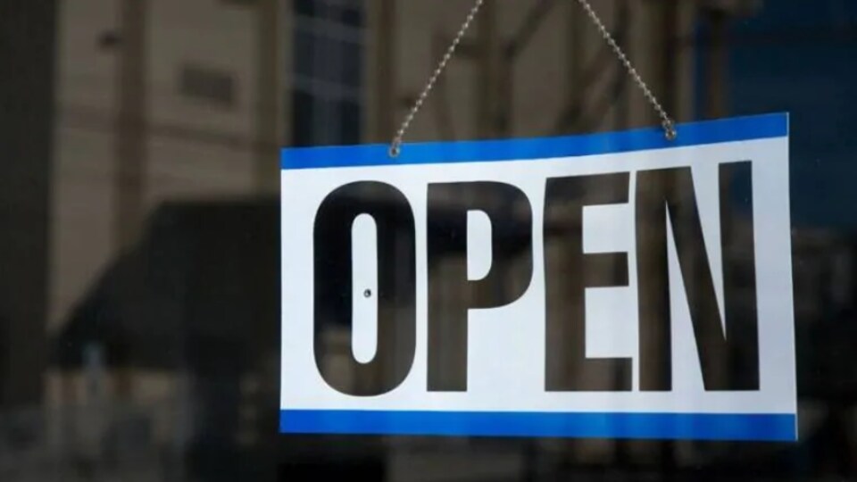 Une pancarte qui montre qu'un commerce est ouvert.