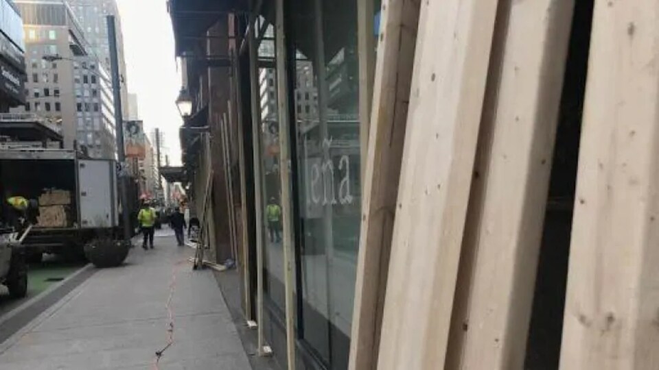Des madriers appuyés contre la vitrine d'un magasin.