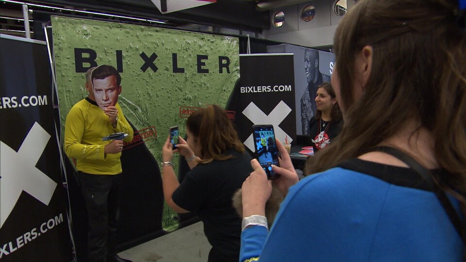 Un imitateur du capitaine Kirk se fait prendre en photo au Comiccon de Montréal.