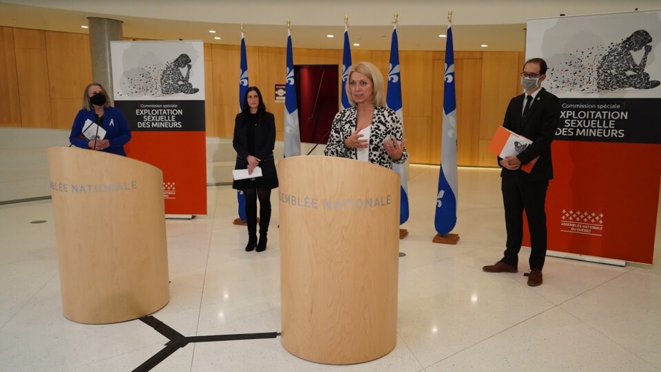 Quatre députés lors d'une conférence de presse.