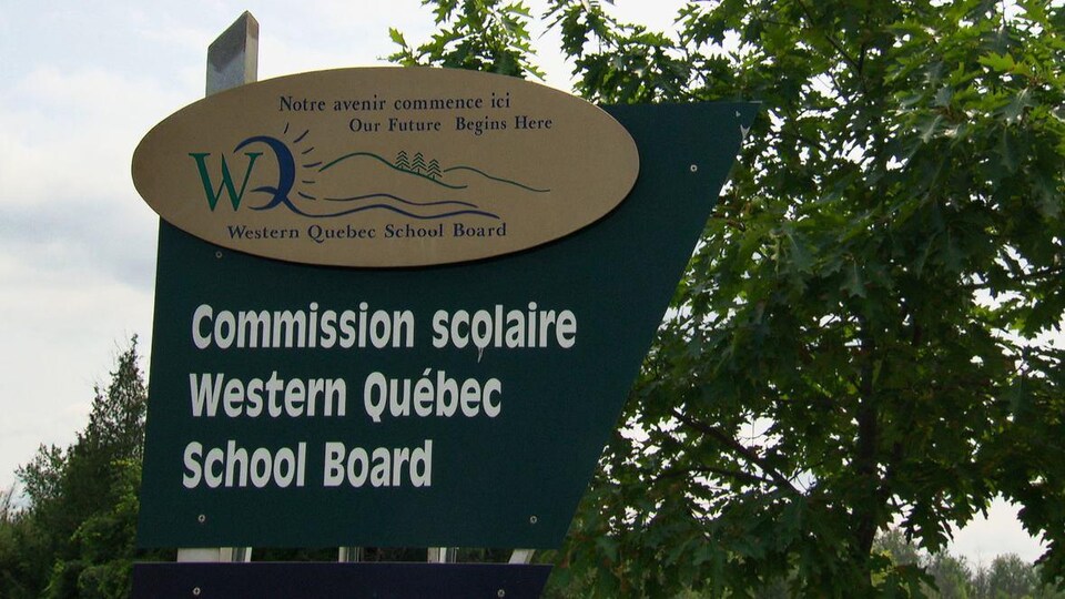 Une pancarte indiquant la Commission scolaire Western Quebec.